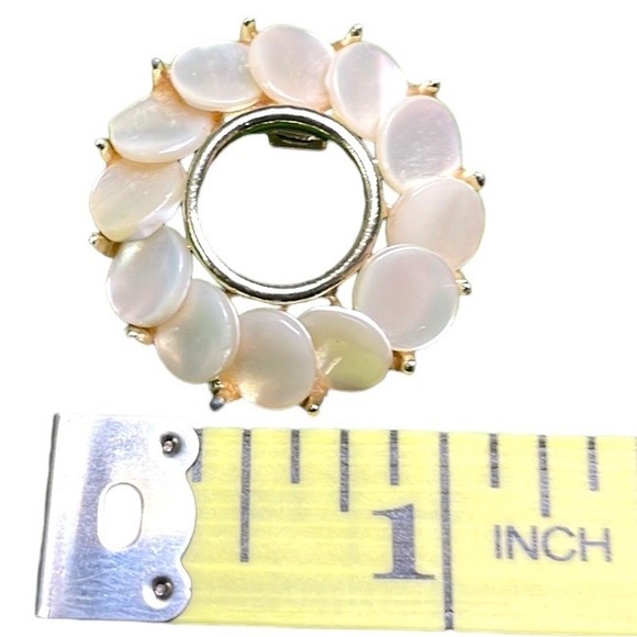 Vintage mother of pearl circle pin brooch set in a gold toned pronged setting. - Picture 2 of 5